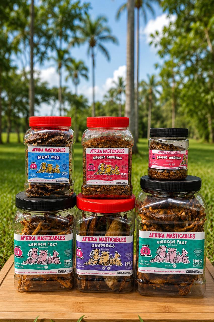 Productos Afrika Masticables en frascos sobre un entorno natural