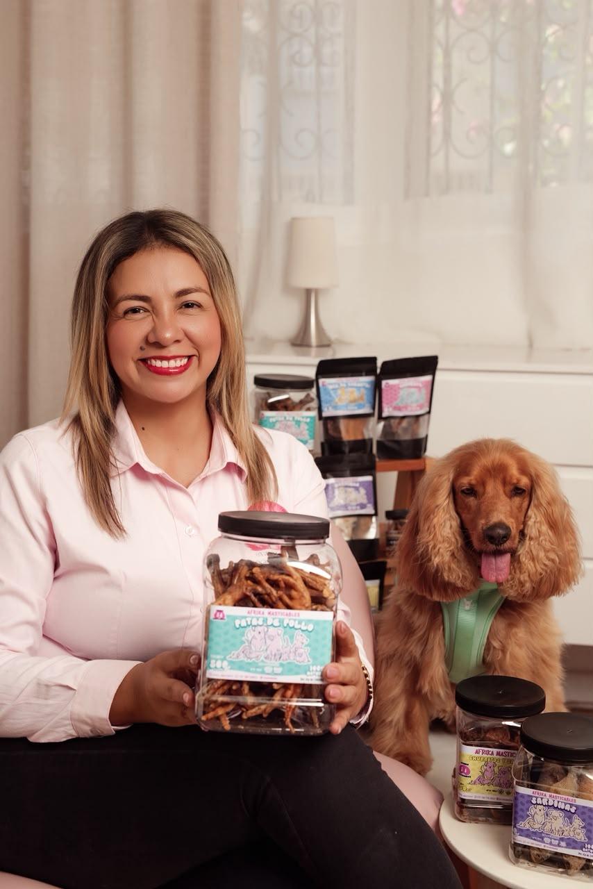 Ibeth con su cocker y los frascos de snacks Afrika Masticables