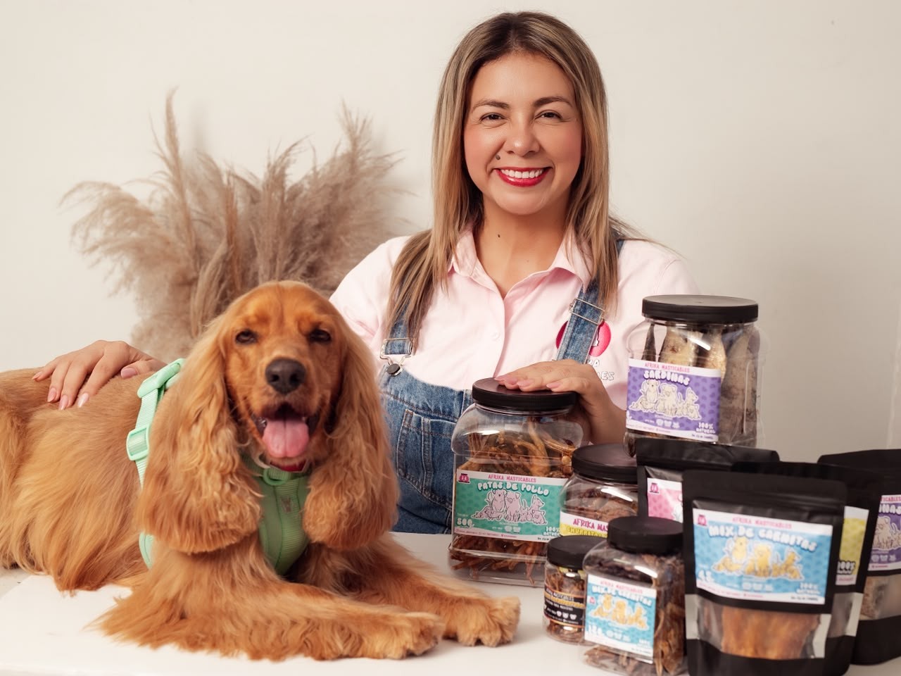 Ibeth mostrando productos Afrika Masticables