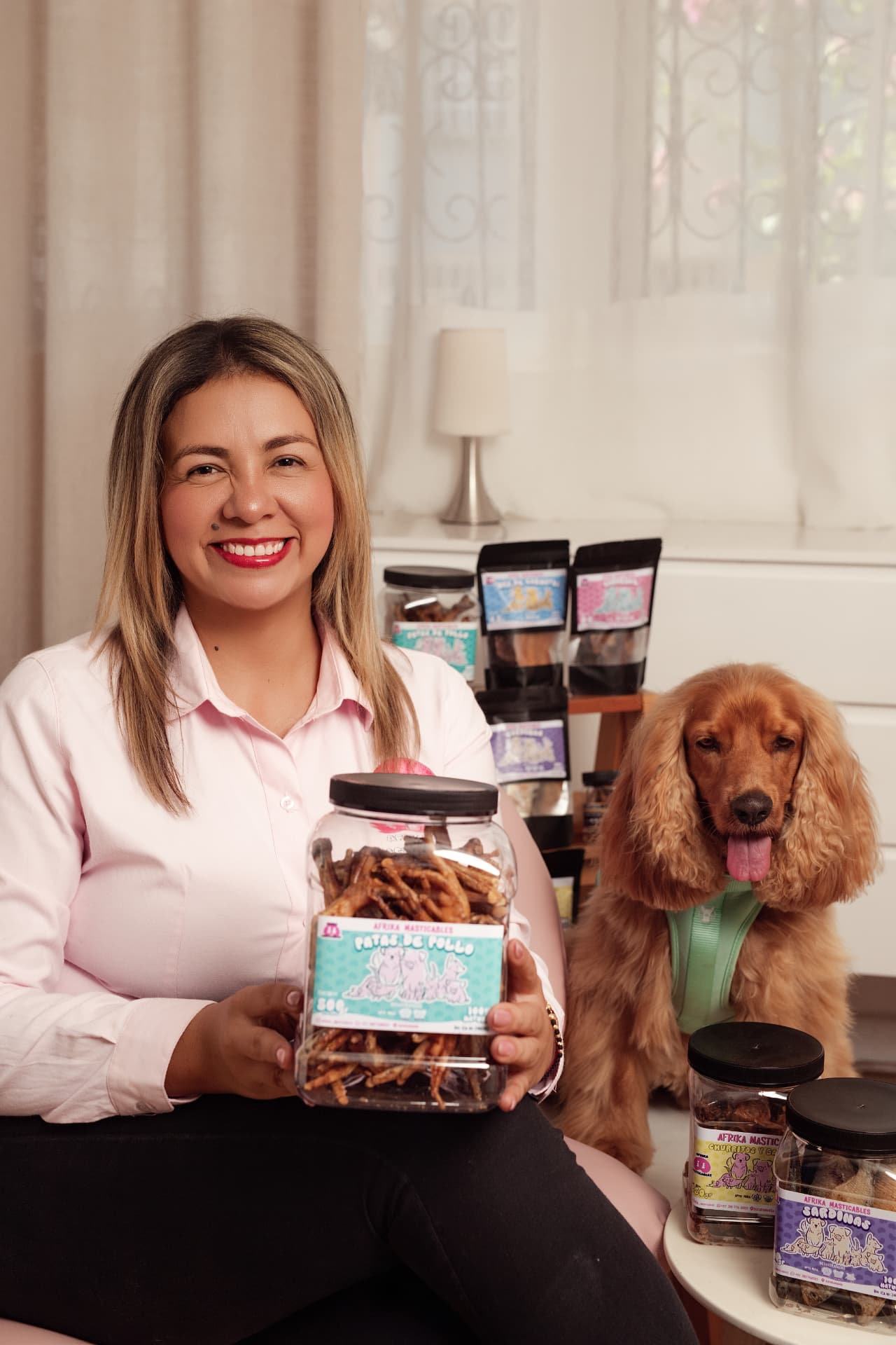 Ibeth con los snacks naturales de Afrika Masticables