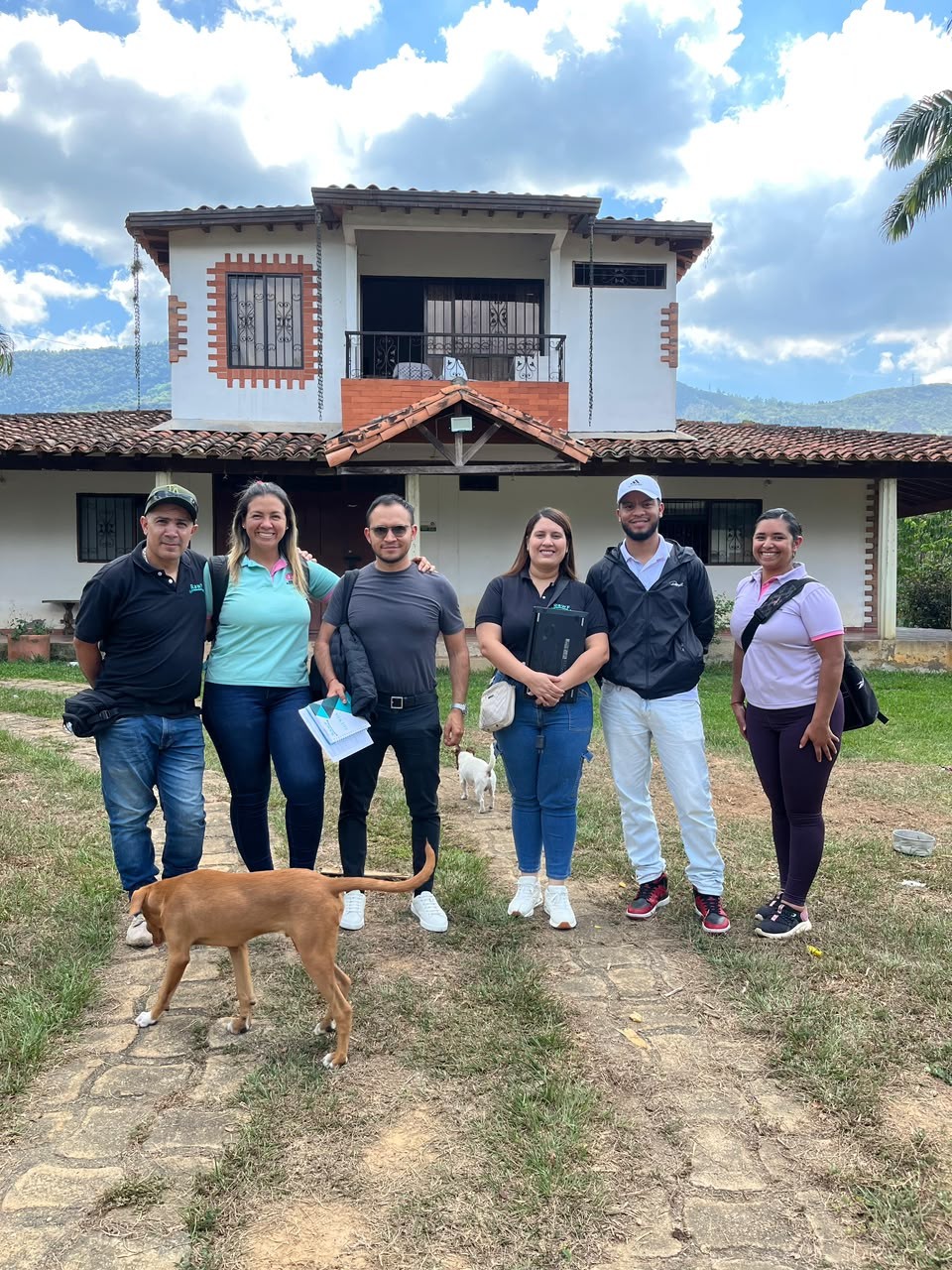 Ibeth y su familia con los perros rescatados de El Ranchito de Ibeth