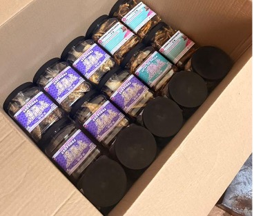 Caja con frascos Afrika empacados para despacho