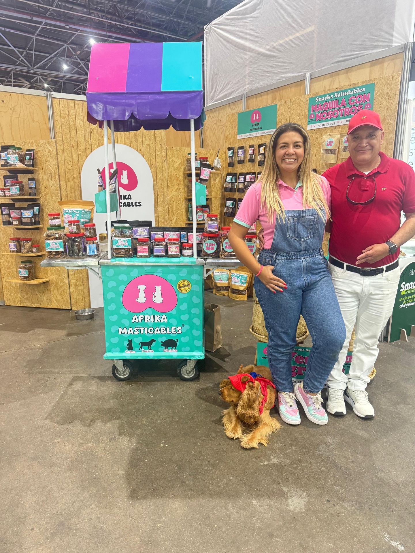 Fundadores de Afrika Masticables en su stand de feria