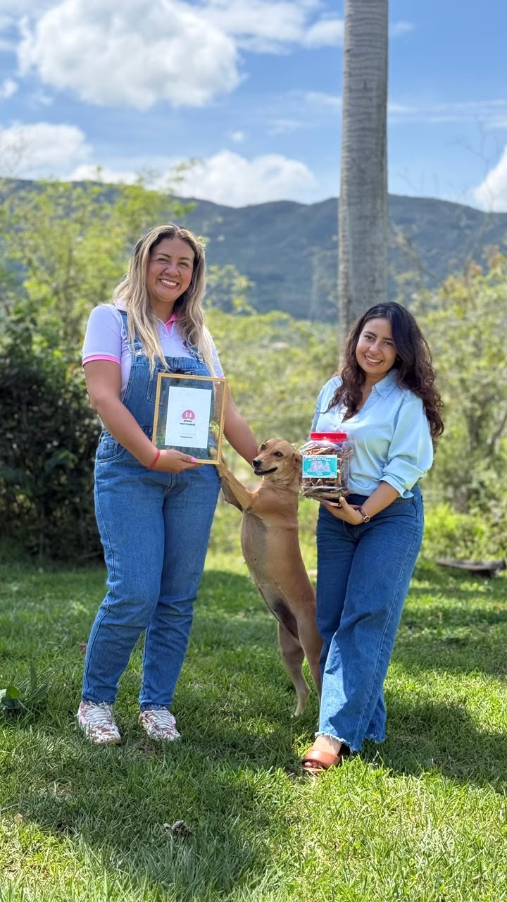 Equipo Afrika recibiendo un reconocimiento en el campo santandereano