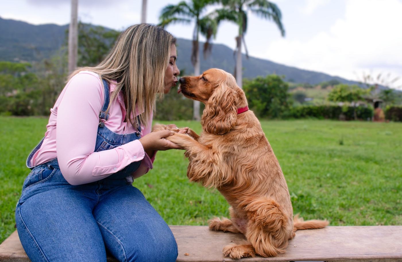 Fundadora dando un beso a su cocker spaniel