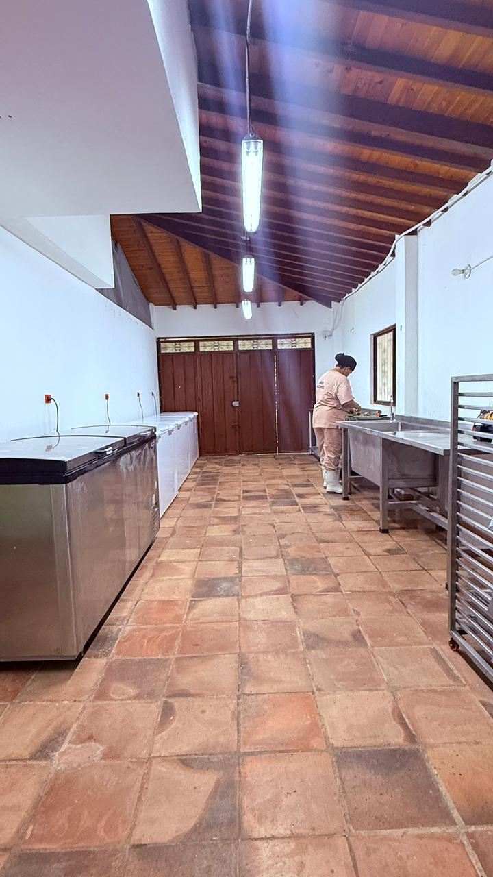 Operaria preparando materia prima en la planta Afrika
