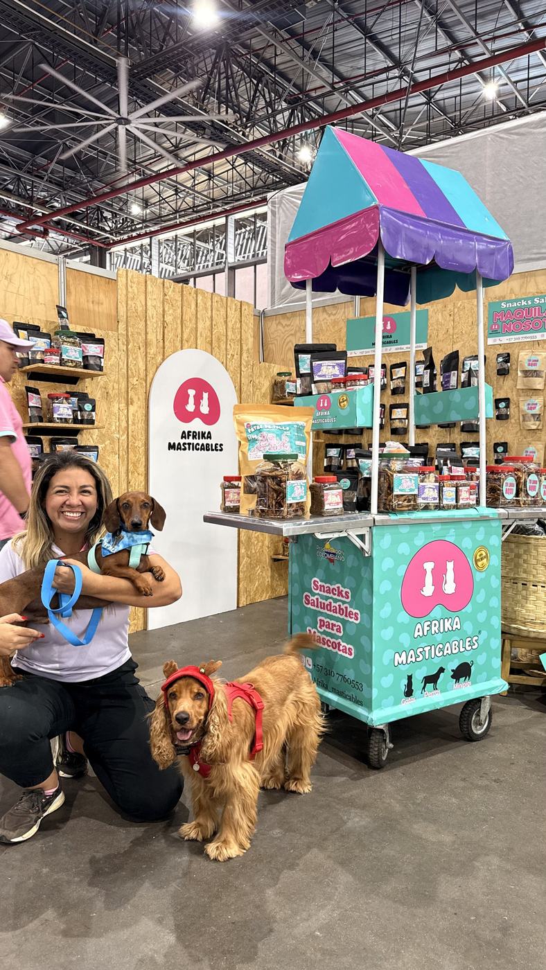 Equipo Afrika Masticables con sus mascotas en Bucaramanga